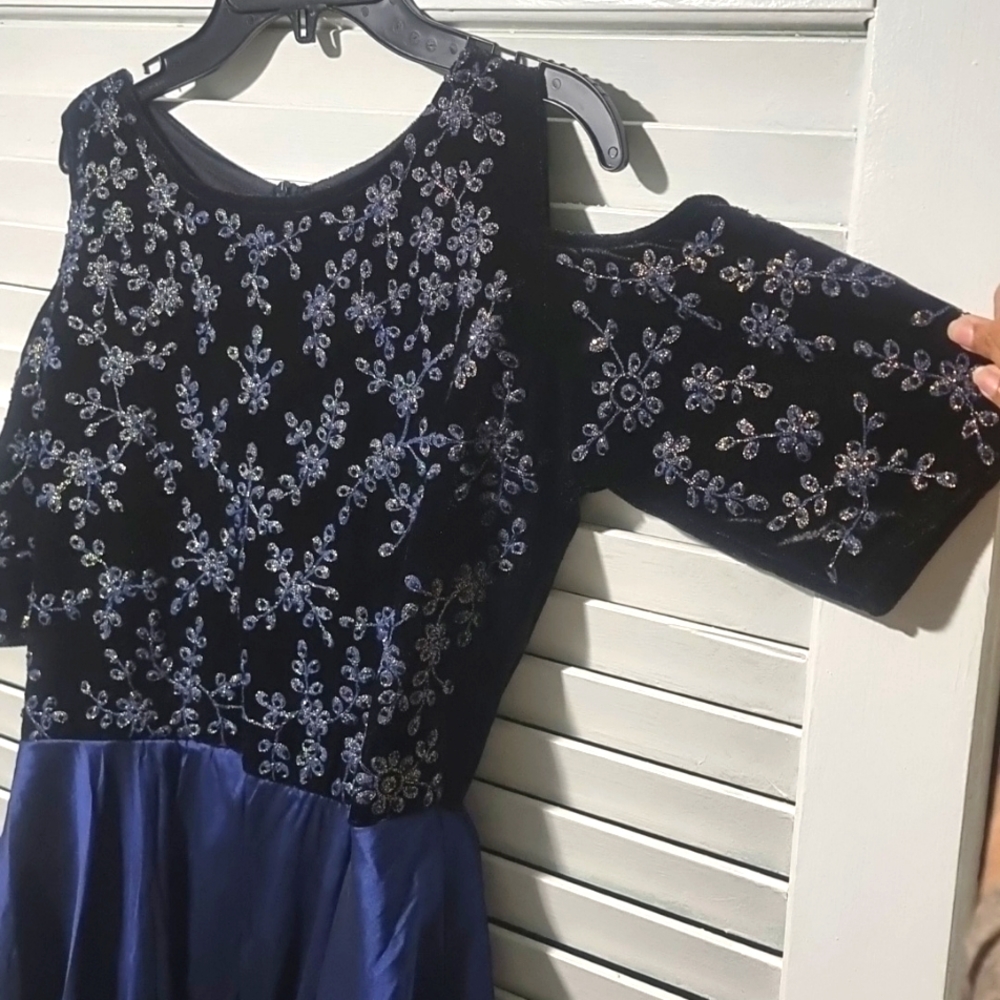 Maxi Embroidered Dress - Picture 3 of 9